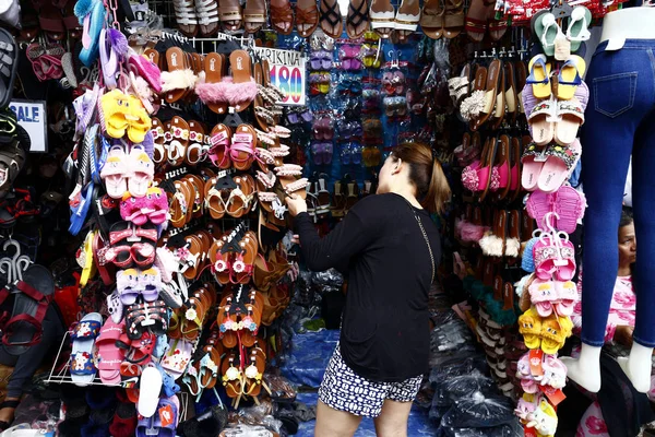 Sortiment cenově dostupné oblečení a obuv na displeji v bazaru stánku — Stock fotografie
