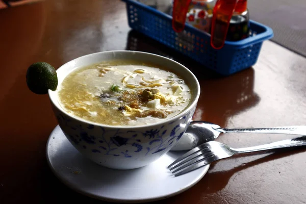 Lomi fraîchement cuit ou nouilles aux œufs gras avec soupe — Photo