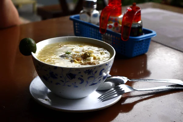 Lomi fraîchement cuit ou nouilles aux œufs gras avec soupe — Photo