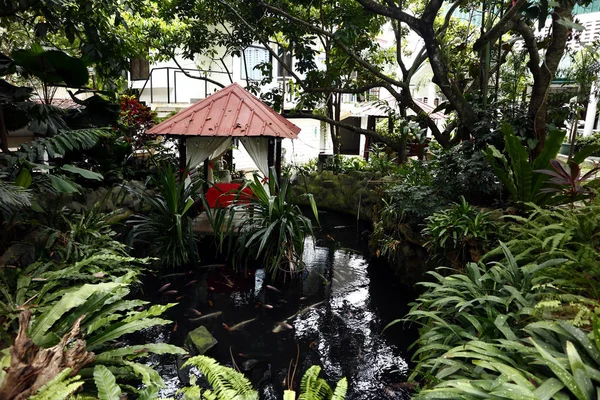 Belo jardim ao ar livre de um popular resort de destino turístico em Antipolo City, Filipinas . — Fotografia de Stock