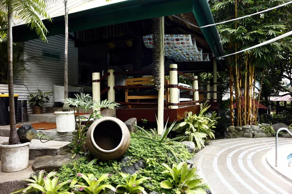 Belo jardim ao ar livre de um popular resort de destino turístico em Antipolo City, Filipinas . — Fotografia de Stock