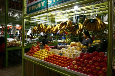 Yeni açılan bir markette meyve satıcısı. Islak ve kuru.