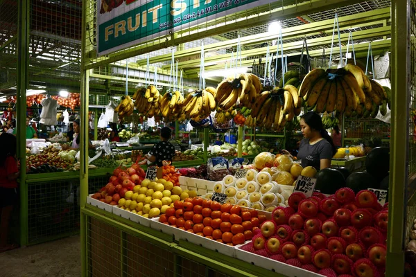 Yeni açılan bir markette meyve satıcısı. Islak ve kuru. — Stok fotoğraf