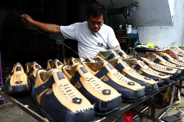 Schuhmacher fertigt handgefertigte Lederschuhe in seinem provisorischen Geschäft — Stockfoto