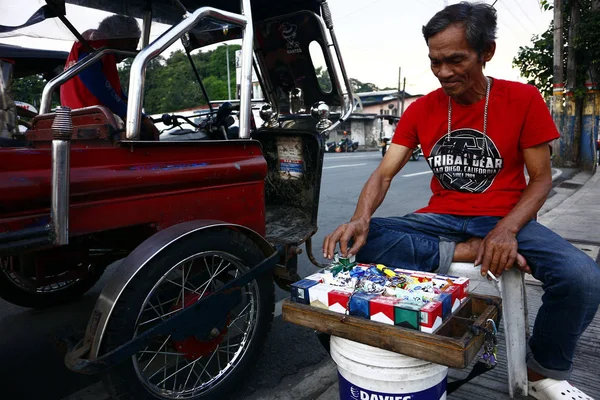 Sidewalk vendor sells cigarette to a passing customer along a busy street. — Stock Photo, Image