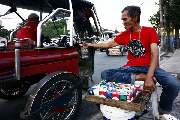 Il venditore ambulante vende sigarette a un cliente di passaggio lungo una strada trafficata . — Foto Stock