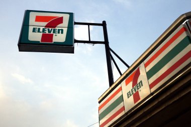 Popüler bir mahalle bakkalının ön cephesinde imza.