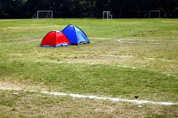 草地上的红蓝相间的帐篷 — 图库照片