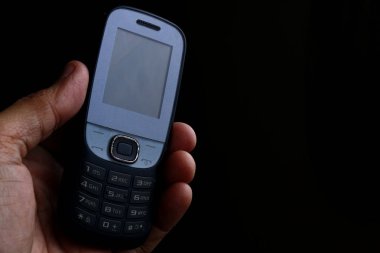 Eski ve kullanılmış klavyeli cep telefonu