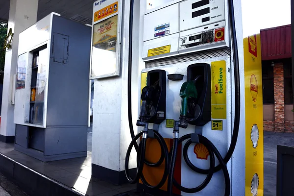 Pompe di benzina in una stazione di servizio di una compagnia petrolifera internazionale . — Foto Stock