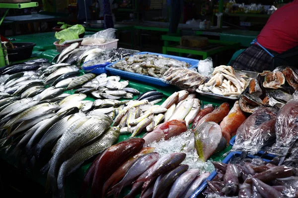 Pescado surtido y otros mariscos en un mercado húmedo —  Fotos de Stock