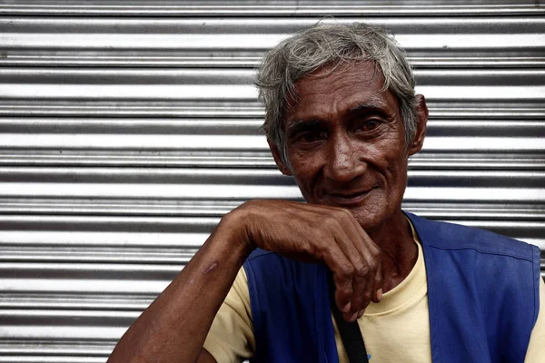 Доросла філіппінська людина з сірою позою волосся для камери.. — стокове фото