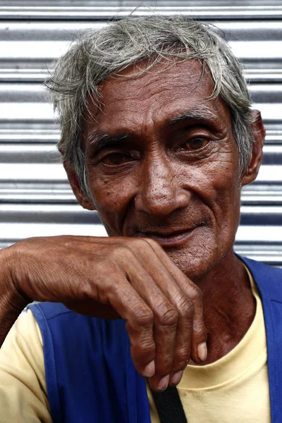 Dorosły Filipińczyk z siwymi włosami do kamery. — Zdjęcie stockowe