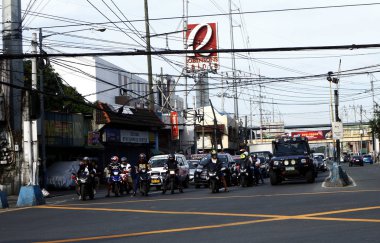 Motosiklet ve diğer araçlar kavşakta duruyor.