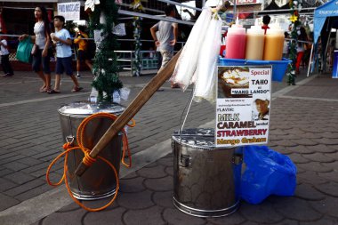 Taho ya da soya fasulyesi konteynırı bir parktaki taho satıcısının..