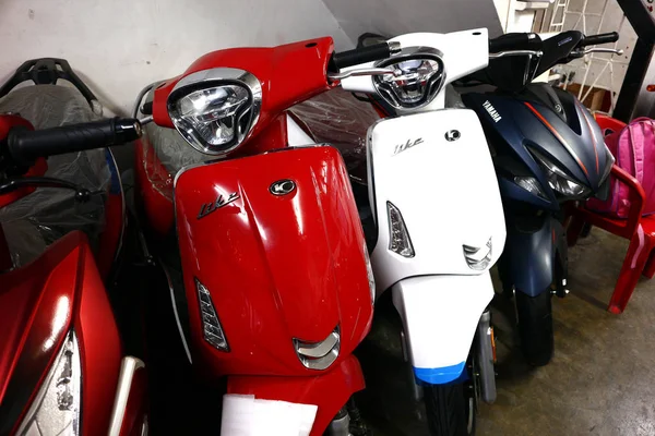 Diverse motorfietsen en scooters tentoongesteld in een motorwinkel. — Stockfoto