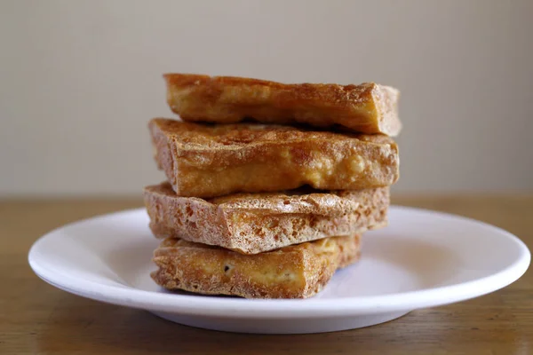 Stapel frisch gebratener Tokwa oder Tofu — Stockfoto