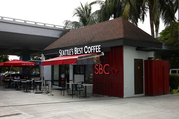 Fasada oddziału popularnej kawiarni na terenie lotniska w Manili, Filipiny. — Zdjęcie stockowe