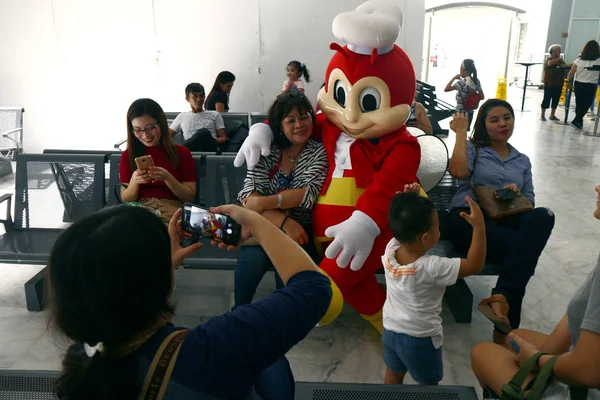 Mascota de un popular restaurante filipino de comida rápida interactuar con los clientes — Foto de Stock