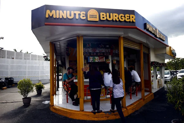 На фасаді популярного гамбургера та інших бутербродів. — стокове фото