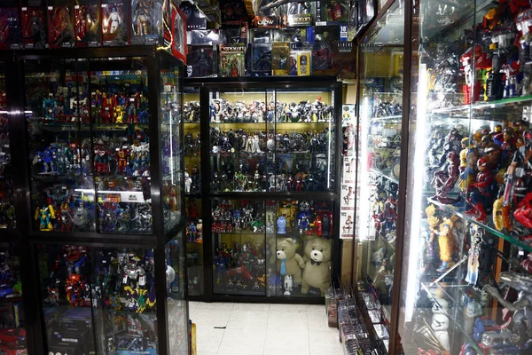 Breed scala aan verzamelbare actiefiguren en ander speelgoed in een speelgoedwinkel — Stockfoto