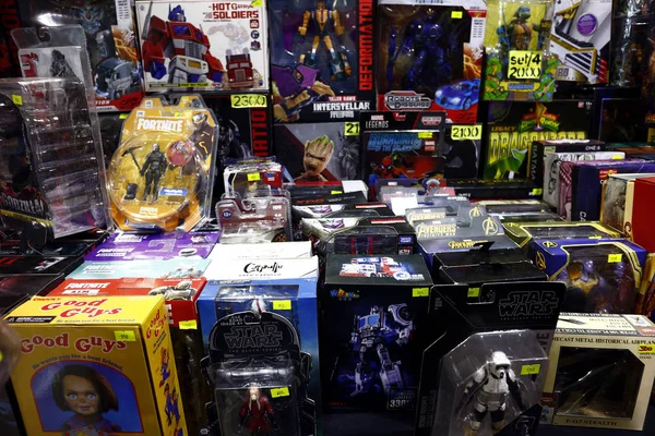 Ampla variedade de figuras de ação colecionáveis e outros brinquedos em uma loja de brinquedos — Fotografia de Stock