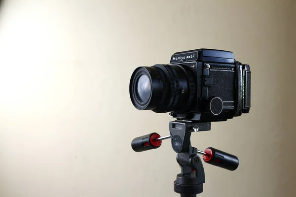 Câmera de filme de formato médio antigo e vintage em um tripé . — Fotografia de Stock
