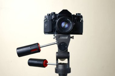 Eski ve klasik küçük format ya da bir tripod üzerinde 135mm film kamerası.