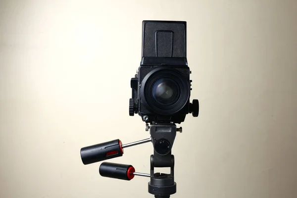 Gammal och vintage medium format filmkamera på ett stativ — Stockfoto