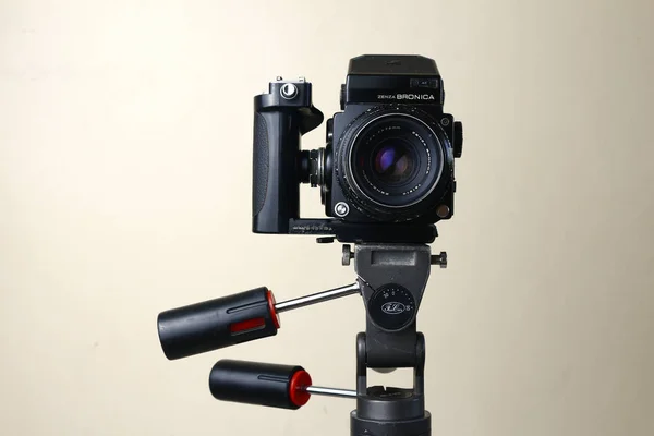 Stara i zabytkowa średnioformatowa kamera filmowa na statywie. — Zdjęcie stockowe