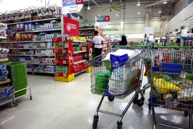 Süpermarkette çeşitli ürünlerle dolu alışveriş ya da market arabaları.
