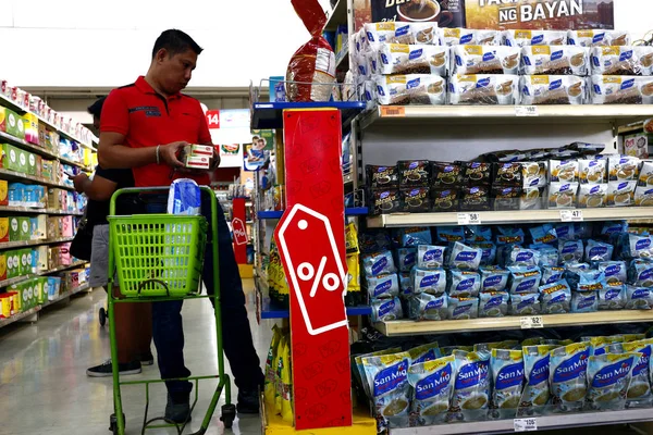 Customer buying food and other products inside a grocery store. — ストック写真