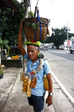 Sokak satıcısı Balut veya buğulanmış ördek yumurtası ve Chicharon veya kızarmış domuz derisi satıyor..