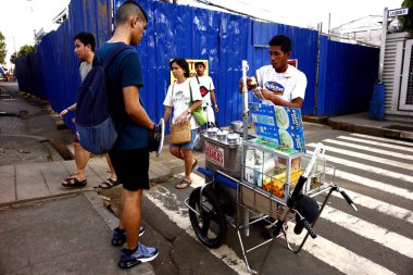 Müşteri, sokak yemekçisinden dondurma alır..
