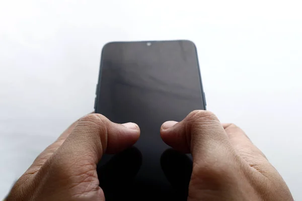 Smartfon trzymający ludzką rękę — Zdjęcie stockowe