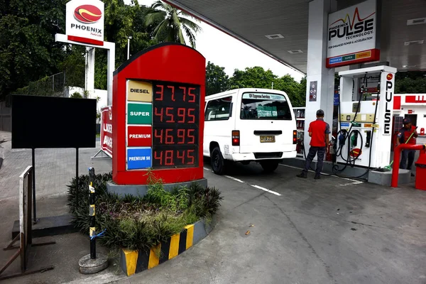 Filial till en välkänd bensinmack längs vägen i Antipolo City. — Stockfoto