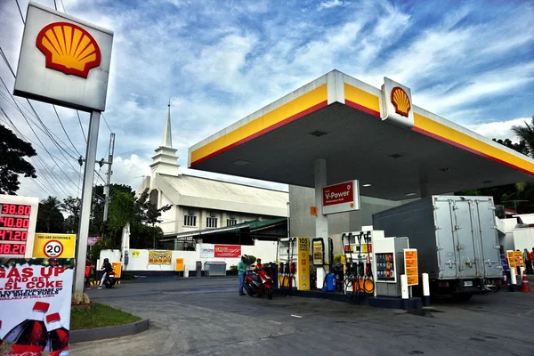 Ramo di un noto distributore di benzina lungo la strada della città di Antipolo . — Foto Stock