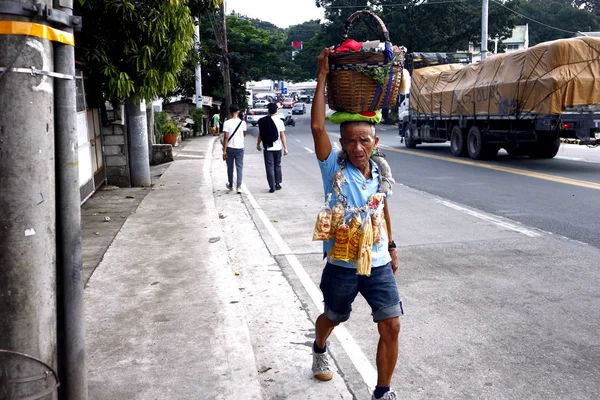 Venditore ambulante vende Balut o uova di anatra al vapore e Chicharon o pelle di maiale fritta . — Foto Stock