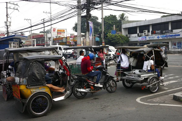 Triciclos e motocicletas param em um cruzamento e esperam que o semáforo fique verde . — Fotografia de Stock