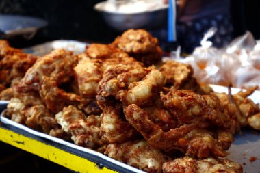 Yemek arabasında taze kızarmış tavuk.