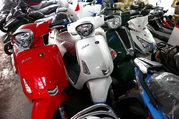 Sortiment motocykly a skútry na displeji v obchodě s motocykly. — Stock fotografie