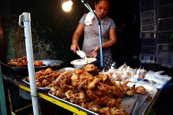 Bir işçi vardiyalı sokak yemeği büfesinde tavuk kızartır.. — Stok fotoğraf