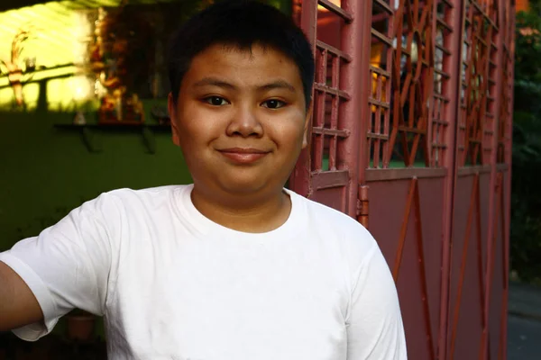 Jovem menino asiático sorrindo para a câmera — Fotografia de Stock