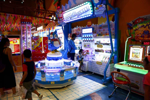 Les clients jouent à des jeux vidéo et d'autres attractions à l'intérieur d'une arcade de jeu dans un centre commercial . — Photo