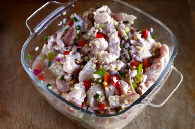 Bir kase taze kinilaw na ton balığı veya çiğ balık salatası.
