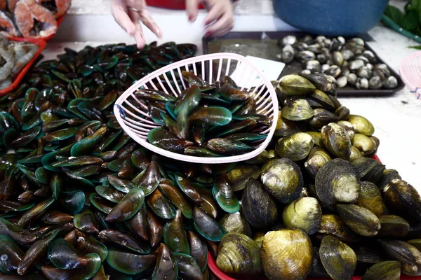 公設市場で販売される新鮮で生の貝類 — ストック写真