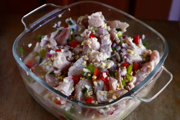 Mangkuk yang baru dibuat kinilaw na tuna atau salad ikan mentah — Stok Foto