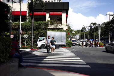 Yayalar Araneta Merkezi 'nde yaya yolu ile kesişiyorlar.