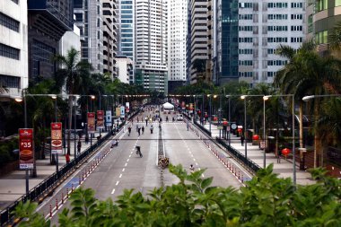 Hafta sonları Pasig City 'deki Ortigas Merkezi' nin iş bölgesinde arabasız geçen Emerald Bulvarı..