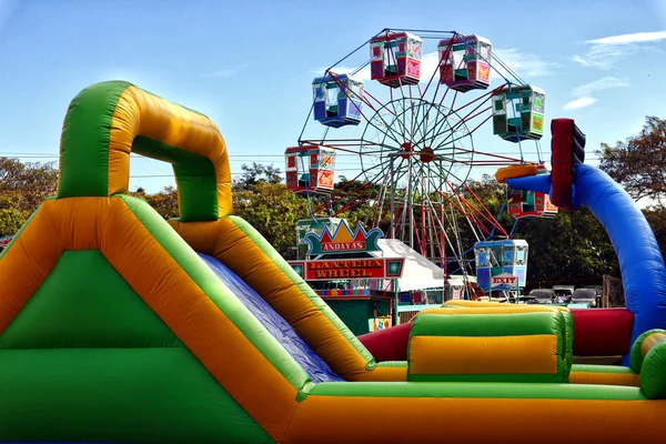 Tour de roue de Ferris et autres attractions à un carnaval . — Photo